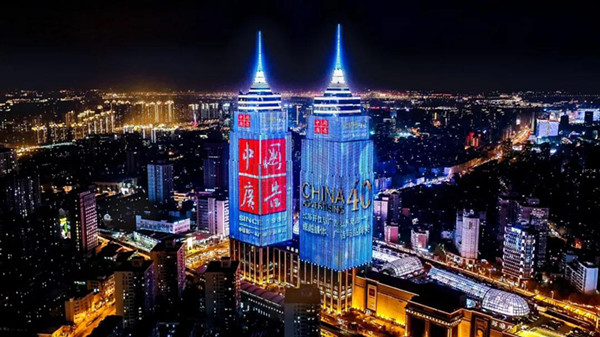 為你喝彩，世界級(jí)景觀媒體照亮上海灘！