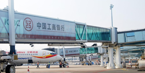 ?？诿捞m機(jī)場(chǎng)外廊橋貼紙廣告