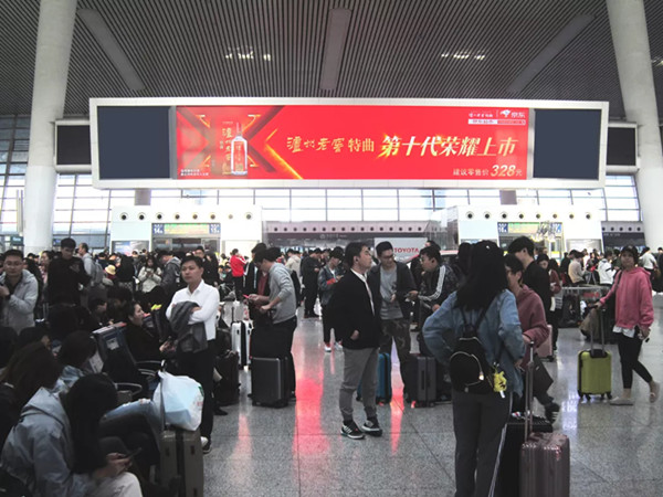 瀘州老窖高鐵站LED大屏廣告
