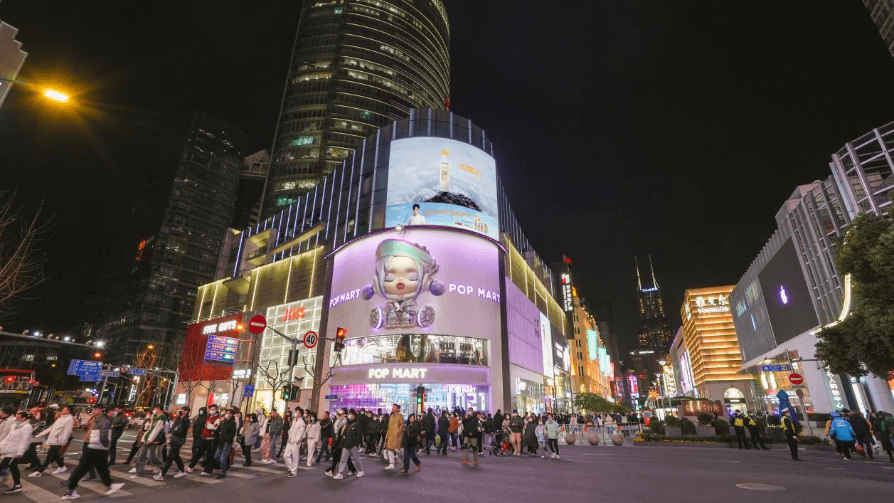 上海宏伊國(guó)際廣場(chǎng)廣告價(jià)格多少錢？外灘宏伊國(guó)際泡泡瑪特LED屏廣告