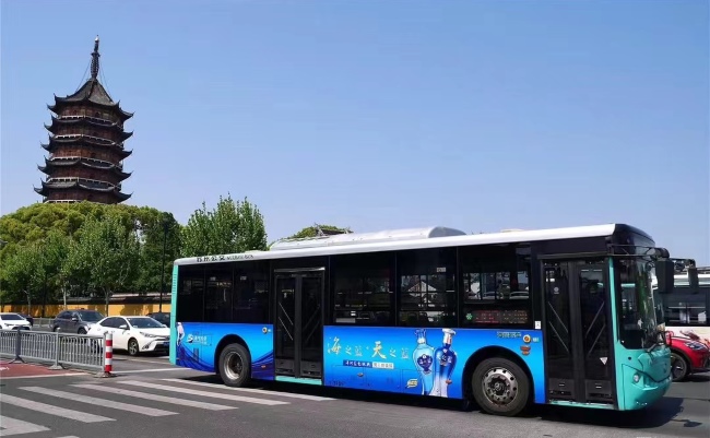 蘇州公交車巴士車身貼廣告價(jià)格收費(fèi)，蘇州公交車外車身廣告線路優(yōu)勢(shì)