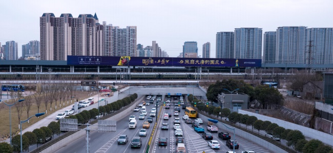 西安東二環(huán)金花隧道鐵路圍擋大牌廣告，西安最大戶外大牌廣告價格