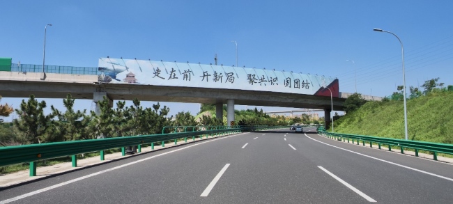 青島機(jī)場(chǎng)高速跨線橋圍擋廣告牌，青島膠東機(jī)場(chǎng)高速大牌廣告價(jià)格