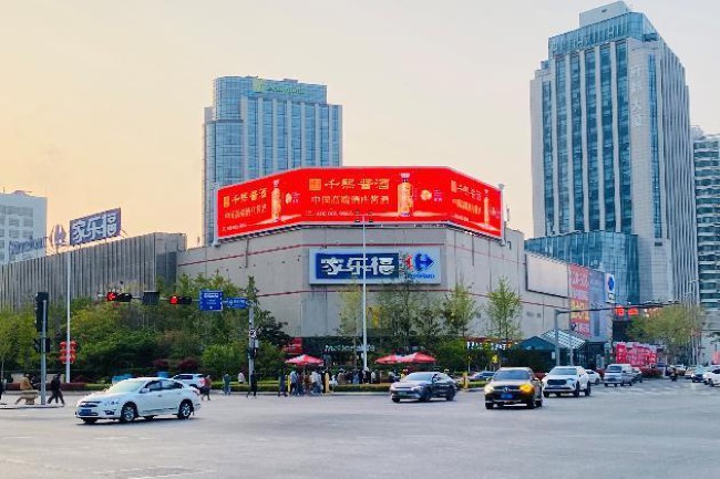 青島香港中路家樂(lè)福樓頂LED高雄路外墻大屏廣告，青島大屏廣告價(jià)格