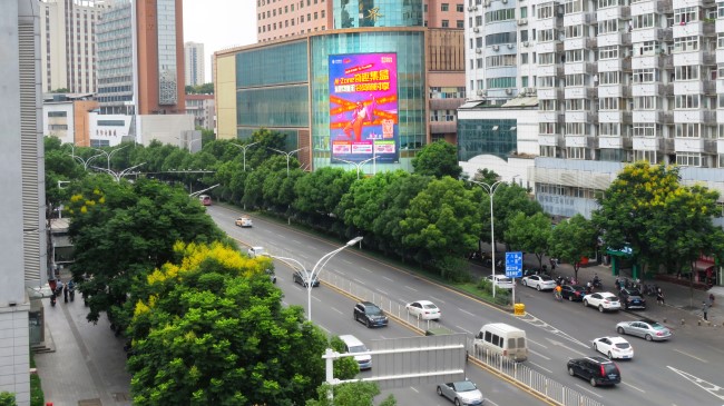 武漢洪山珞喻路電腦大世界外墻豎屏LED廣告牌，武漢LED大屏廣告價格