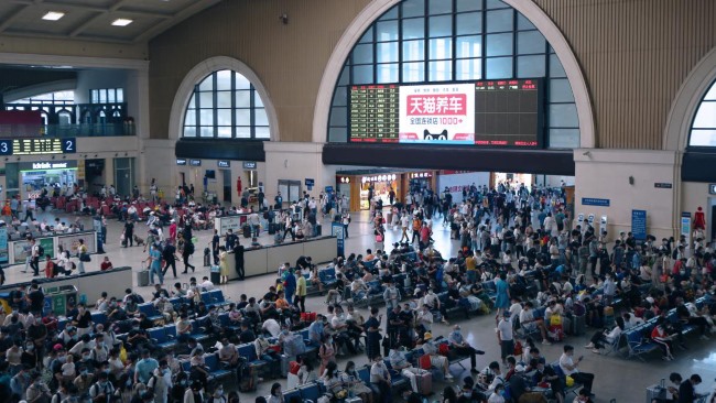 武漢漢口火車站進站候車LED大屏廣告投放，武漢漢口站高鐵廣告價格