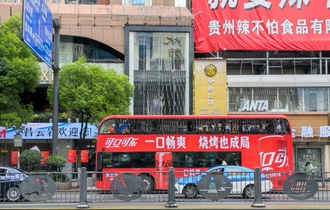 貴陽雙層觀光車身外車貼巴士廣告投放，貴陽公交車廣告價(jià)格