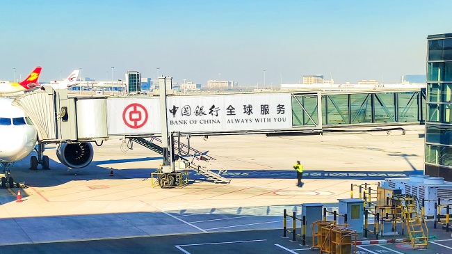 青島膠東機(jī)場停機(jī)坪大牌廣告投放，青島機(jī)場廊橋貼膜廣告價格