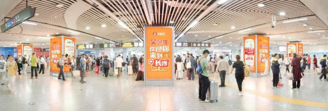 長(zhǎng)沙地鐵火車(chē)南站閘機(jī)口包柱燈箱廣告投放，長(zhǎng)沙地鐵廣告價(jià)格