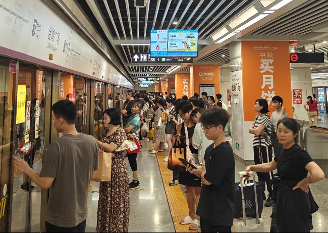 南寧地鐵金湖廣場(chǎng)站候車(chē)區(qū)包柱廣告投放，南寧地鐵廣告價(jià)格