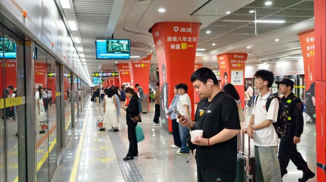 鄭州二七廣場(chǎng)站地鐵站臺(tái)包柱廣告投放，鄭州地鐵廣告價(jià)格