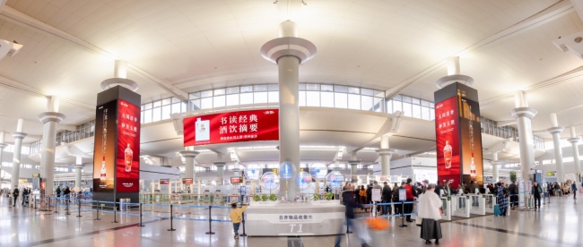 長(zhǎng)沙機(jī)場(chǎng)出發(fā)大廳中央高立柱燈箱廣告，長(zhǎng)沙黃花機(jī)場(chǎng)廣告價(jià)格
